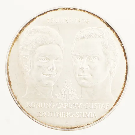 Jubileumsmynt Kungabröllopet 19 juni 1976 Konung Carl XVI Gustav och Drottning Silvia Ø36mm nominellt värde 50kr silver 925/1000 Vikt: 27 g