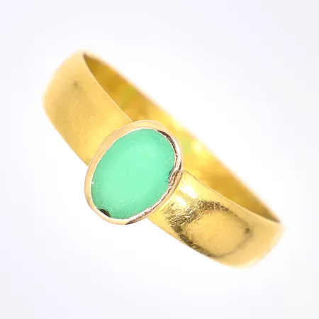 Ring med grön sten, stl:17¼, bredd: 3,8-7.4mm, gravyr, 23K, Vikt: 3 g