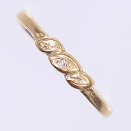Ring med diamanter 3xca 0,005ct stl:18 bredd 2-3mm 18K  Vikt: 1,4 g