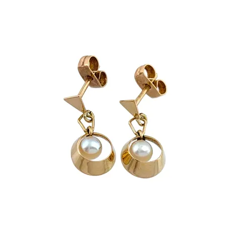 Örhängen i 18K guld med odlade Pärlor Ø 3,7 mm, blåvitrosa ton, god lyster, längd 16 mm, bredd 7,3 mm, originalploppar med tillverkarstämpel SJ, fint skick Vikt: 1,4 g