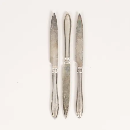 Tre fruktknivar modell Svensk spetsig längd 16cm, silver 830/1000 Vikt: 95,9 g
