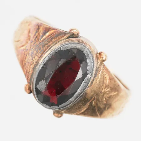 Ring med röd sten stl:20¾, bredd 4-14mm, fattning i silver, slitna fasetter, 14K Vikt: 6,1 g