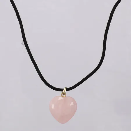 Collier med hänge hjärta i rosenkvarts längd: ca 57cm hänge längd: ca 2,6cm bredd: ca 20mm tygtråd ögla vitmetall