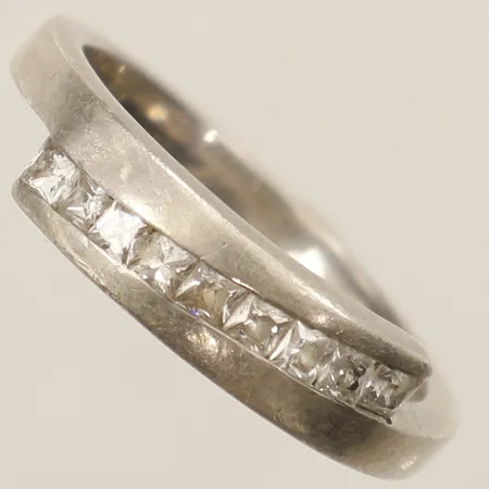 Ring med vita stenar stl:18 bredd 5,4mm GHA silver 925/1000 Vikt: 3,7 g