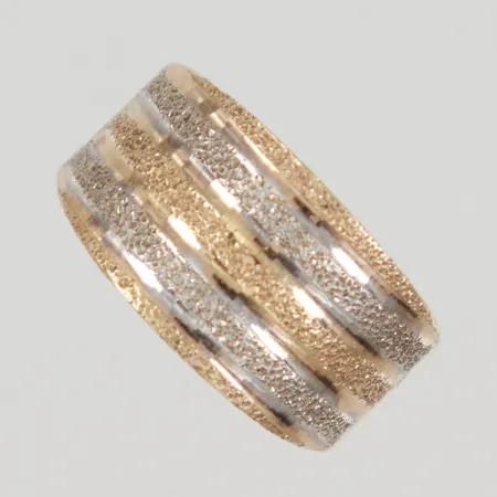 Ring stl 18, bredd 4,2-10,8mm, vitguld, gulguld, 14K Vikt: 3,2 g
