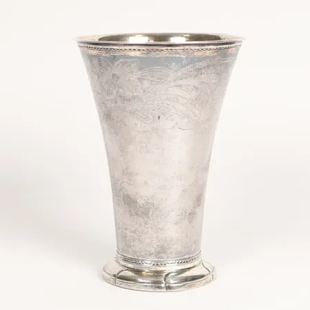 Bägare med dekor i relief, höjd ca 19cm, Ø13cm, Johan Fredrik Hollman, Skänninge 1811, gravyr, märkt undertill, delvis förgylld insida, åldersbetingat slitage, silver Vikt: 340,2 g