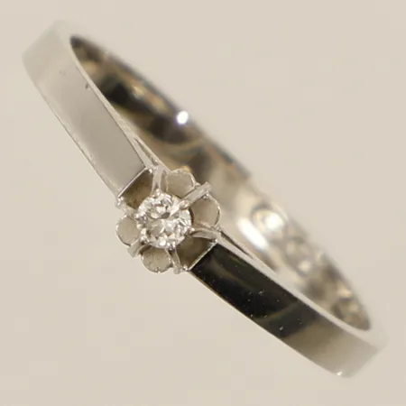 Ring med diamant 1xca0,04ct stl:17½ bredd 4,3mm Finska stämplar Åbo vitguld 18K  Vikt: 2,1 g