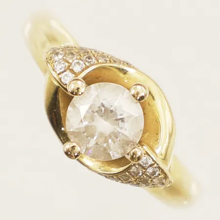 Ring med vita stenar stl:16 bredd 1,7mm 18K bruttovikt 4,6g.