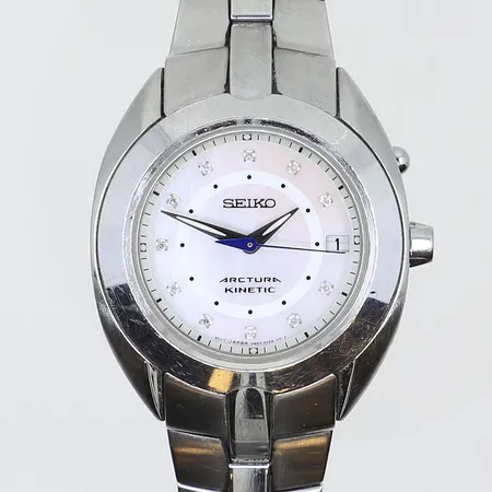 Damur Seiko Arctura Kinetic Ø36mm, quartz, datum, urtavla rosa pärlemor med vita stenar, stål, stållänk ca 14cm, bruksslitage, inga tillbehör, fungerande vid katalogisering men behöver troligen ett batteribyte