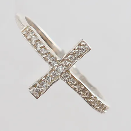 Ring med vita stenar stl:18¼ bredd 1,4-11,5mm Silver 925/1000. Vikt: 1,4 g