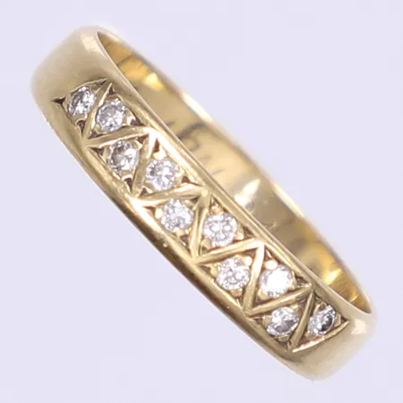 Ring med diamanter 10xca 0,02ct stl:18½ bredd 4mm, gravyr, 14K  Vikt: 2,9 g