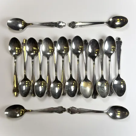 18 Teskedar av samma modell 12cm, MGAB silver 830/1000 Vikt: 270,8 g