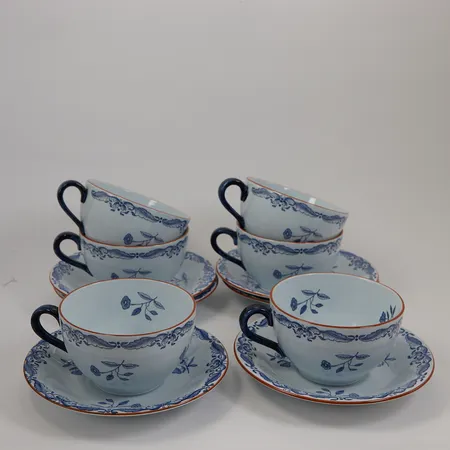 6 Kaffekoppar höjd 5cm med fat Ø13cm, design Ostindia av Anna Lerinder, 1 fat med viss krakelering, trefotsmärken under samtliga.  Skickas med postpaket.