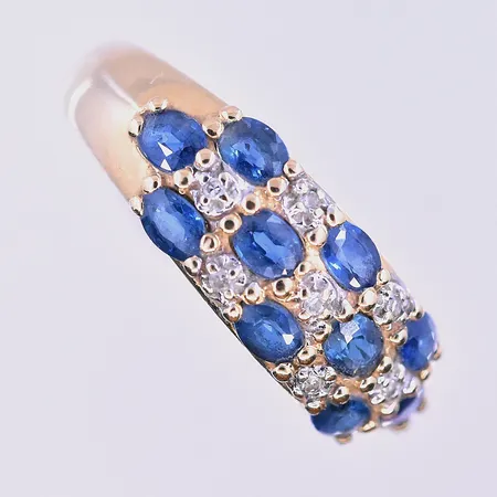 Ring med diamanter ca 7x0,005ct och Safirer stl:18¾ bredd2-7 mm 18K. Vikt: 3,3 g