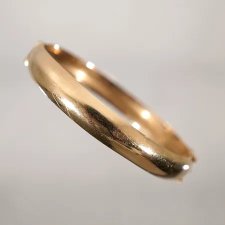 Armring oval Ø54-62mm bredd 9mm med mindre bucklor 18k  Vikt: 16,3 g