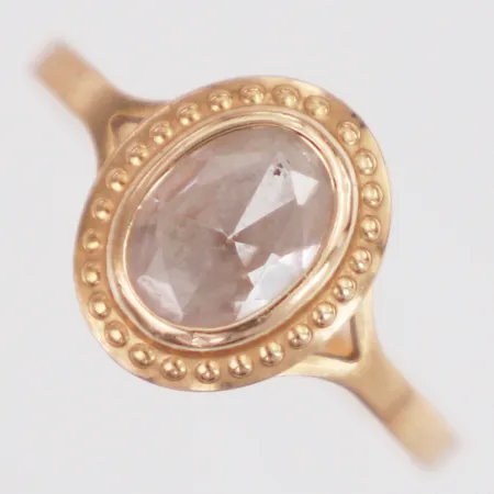 Ring vit sten GFAB stl:18, bredd 1,4-11mm, skev, 18K Vikt: 1,4 g
