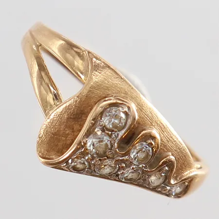 Ring med vita stenar stl:17¾ bredd 2,2-10mm 18K.  Vikt: 2,8 g