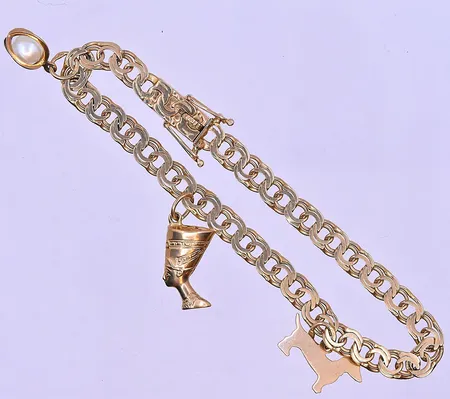Armband Bismarck med 3 berlocker längd 18,5 cm bredd 5 mm 18K. Vikt: 11,4 g