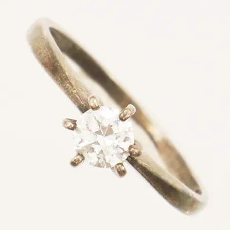 Ring med vit sten stl:17 bredd 6,4mm silver 925/1000 Vikt: 1,4 g