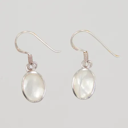 Ett par örhängen med vita stenar, 25mm, 925/1000 silver Vikt: 2,5 g