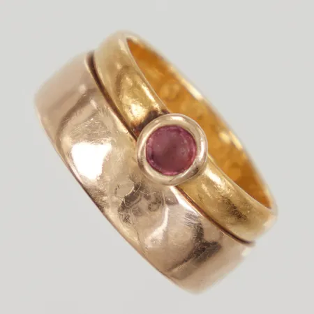 Ring stl 16½, bredd 9,2-10mm, rosa sten, två ihopsatta vigselringar, gravyr, 18K/23K Vikt: 13,5 g
