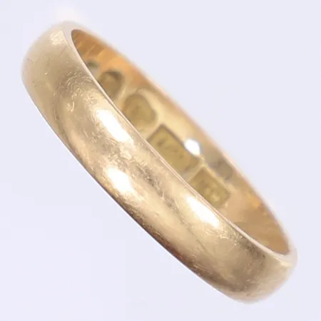 Ring slät stl:18¾ bredd 4mm spår av gravyr 18K Vikt: 3,7 g