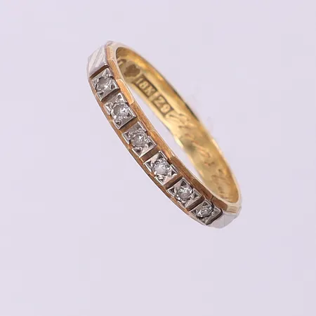 Ring med 8/8-slipade diamanter 6xca0,01ct, stl:17 bredd 3,2mm, gravyr. 18K Vikt: 2,3 g