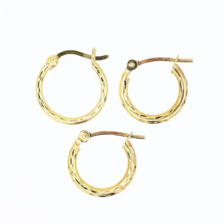 Tre creoler Ø 12,8-13,6mm bredd: 1,5-2mm, 18K, Vikt: 1,1 g