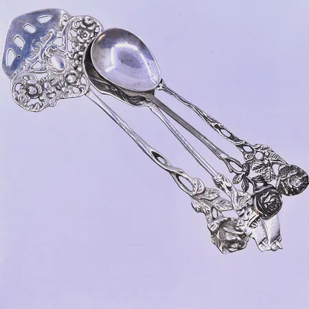 2 udda skedar, kakspade och 1 gaffel silver 830/1000. Vikt: 35,6 g