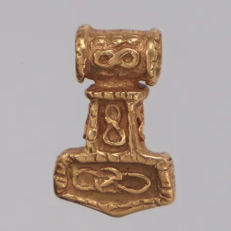 Hänge Tors hammare, längd 15,5mm, bredd 10mm, 18K Vikt: 3,1 g