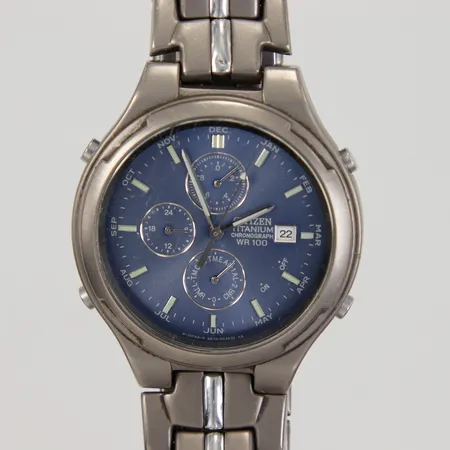 Herrur Citizen titanium chronograph WR100 Ø39mm kvarts, 6870-h31179 HST, serienummer 630023, titaniumlänk, längd 18cm, repigt glas, batteribyte krävs, ingen funktionsgaranti, inga tillbehör.