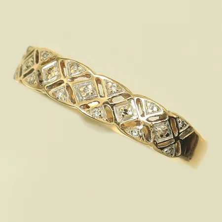 Ring med 17 diamanter ca 0,005ct/st, stl 18½ bredd 3-4mm, 18K 3,3g 
