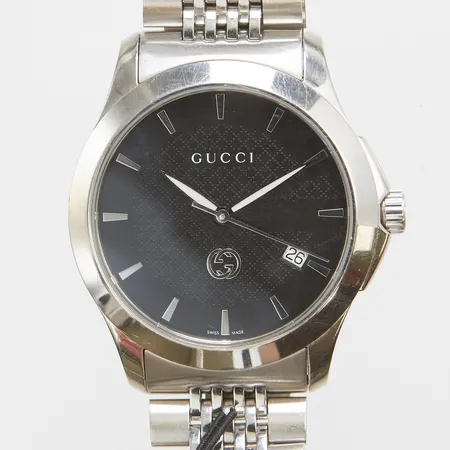 Herrur Gucci Ø38mm, quartz, datum, stål, ref nr: YA1264106, serie nr: 17684040, cert, manual, extra länkbitar, etikett, defekt kudde, box.