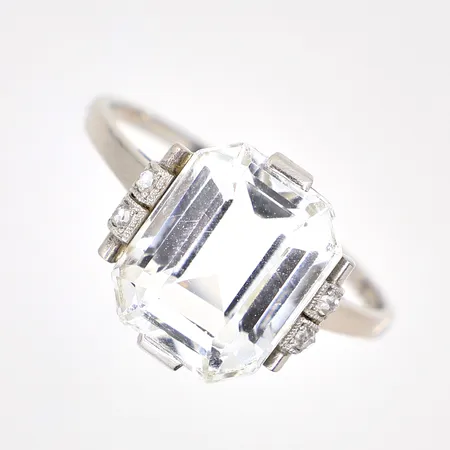 Ring med bergskristall, stl: 18¾, bredd: 1,3-12,3mm, vitguld, 18K, Vikt: 3,7 g