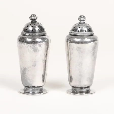 Salt- och pepparkar, höjd 6,5cm, Ø29mm, Guldsmedsaktiebolaget I Stockholm, Stockholm 1947, silver 830/1000 Vikt: 55,4 g