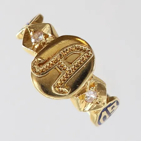 Ring med stenar "A 2009" stl:16 bredd 3,5-9,5mm gravyr ostämplad 18K. Vikt: 3,6 g