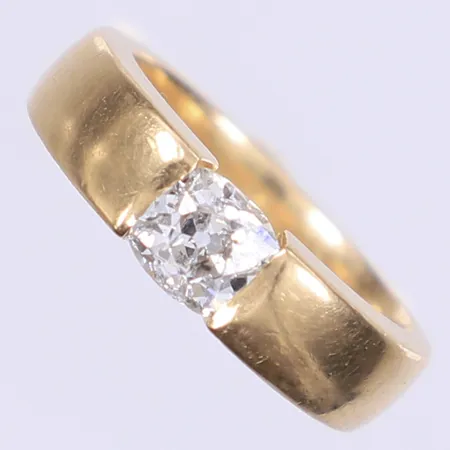 Ring med gammalslipad diamant (old miner) 1x0,83ct enl. gravyr, stora svarta inneslutningar som når ytan ca P2, nagg på diamant, stl:16½, bredd 4-5mm, tillv. Ahrenbecks Juvelsmide, Kungsbacka, otydlig årsstämpel, 18K Vikt: 8,9 g