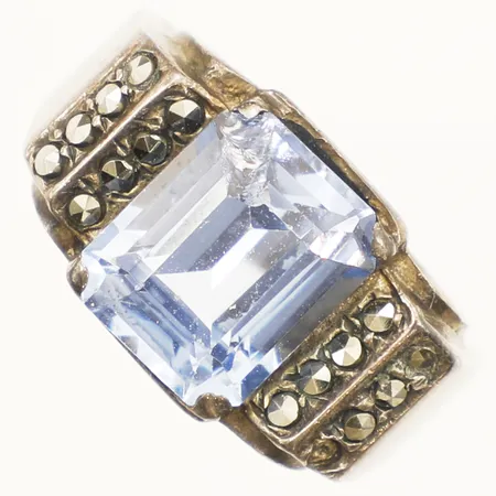 Ring med syntetisk spinell och markasiter stl:16¾ bredd 4mm något lös fattning tillverkad år 1951 silver Vikt: 7,6 g