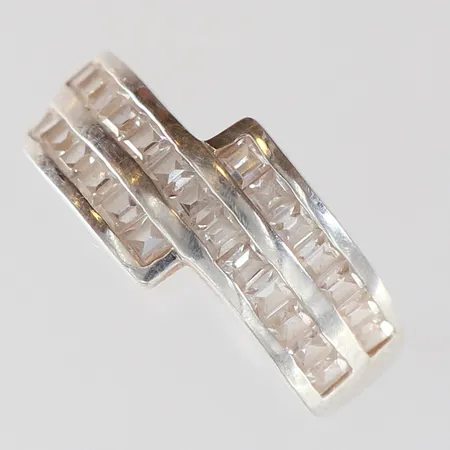 Ring med vita stenar stl:18¼ bredd 2,5-10,5mm Silver 925/1000. Vikt: 4,7 g
