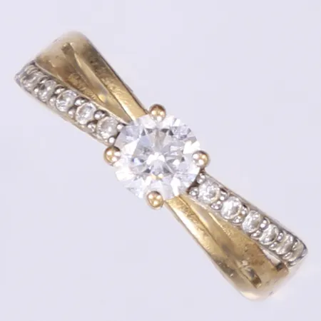 Ring med vita stenar stl:17¾ bredd 2-5mm, tillv. Guldfynd, 18K  Vikt: 2,3 g