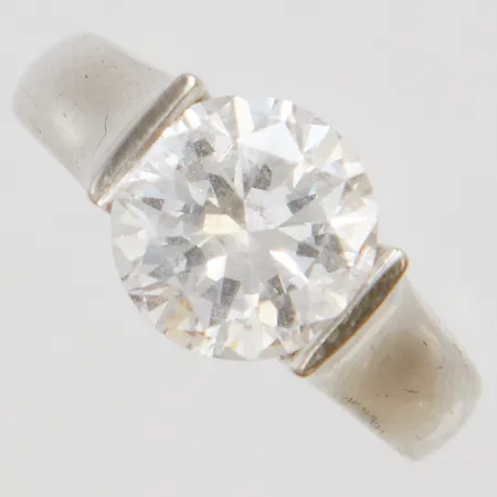 Ring med vit sten stl:17¼, bredd 2,5-9mm, silver 925/1000, bruttovikt 4,4g Vikt: 4,4 g