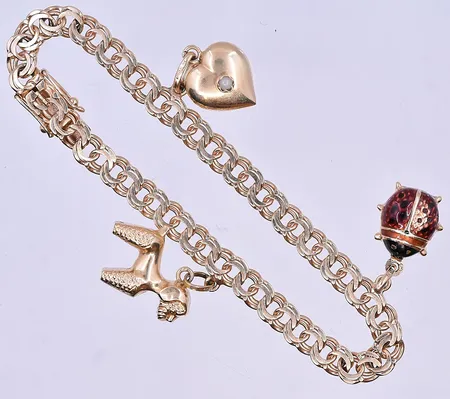 Armband Bismarck med 3 berlocker 18,5 cm bredd 5 mm 18K. Vikt: 15,2 g