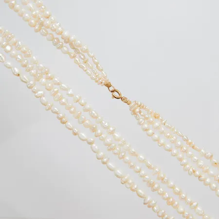 Pärlcollier med odlade sötvattenspärlor, treradigt, längd: 48cm, lås i 18K bruttovikt 65,1g. 