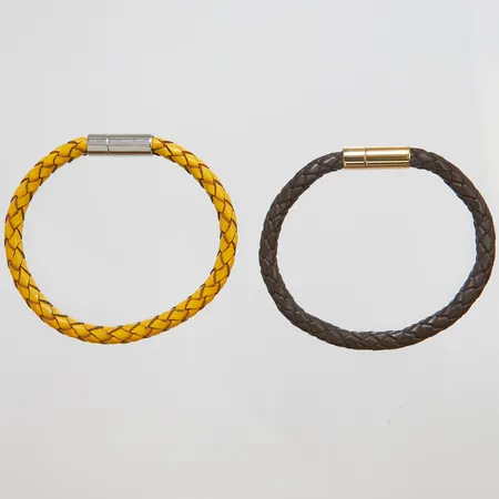 Två armband Skultuna, flätade med detaljer i metall, innermått ca 64mm, yttermått ca 72mm Vikt: 0 g