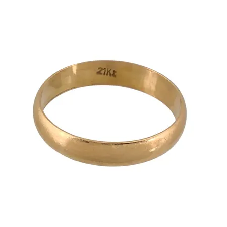 Ring i 21K guld, slät modell, stl:16¾ mm, bredd 3,8 mm Vikt: 2,5 g
