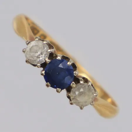 Ring med stenar stl:16, bredd 4,5mm, skev, gravyr, 18K Vikt: 1,5 g