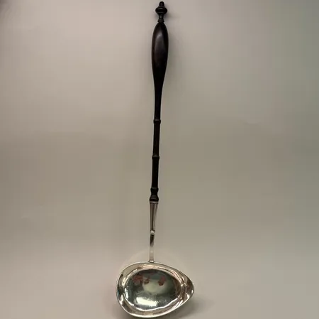 Soppslev silver med svarvat träskaft, längd 44cm, skopa ca 7,6x11cm, 830/1000 Silver, Bruttovikt: 132,9g Vikt: 0 g