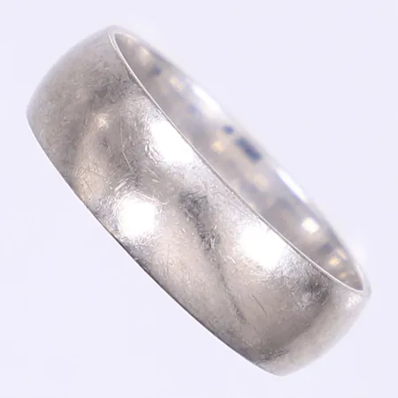 Ring slät stl:20¼ bredd 7mm, vitguld, gravyr 18K  Vikt: 9,1 g