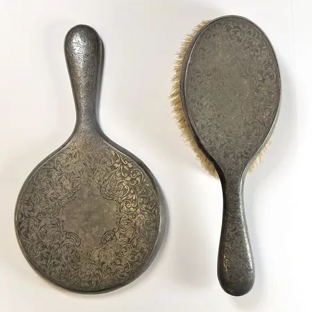 Spegel och borste från sekelskiftet 18-1900-tal, längd ca 26cm silver 830/1000 Bruttovikt: 575g Vikt: 575 g