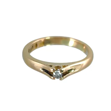 Äldre Diamantring i 18K guld, Diamant 0,05ct, Guldsmed Gustaf Bengs (GB), Helsingborg 1927, svensk kontrollstämpel, stl:16¼ mm, bredd 2,3 - 3,2 mm, fint skick Vikt: 3,8 g
